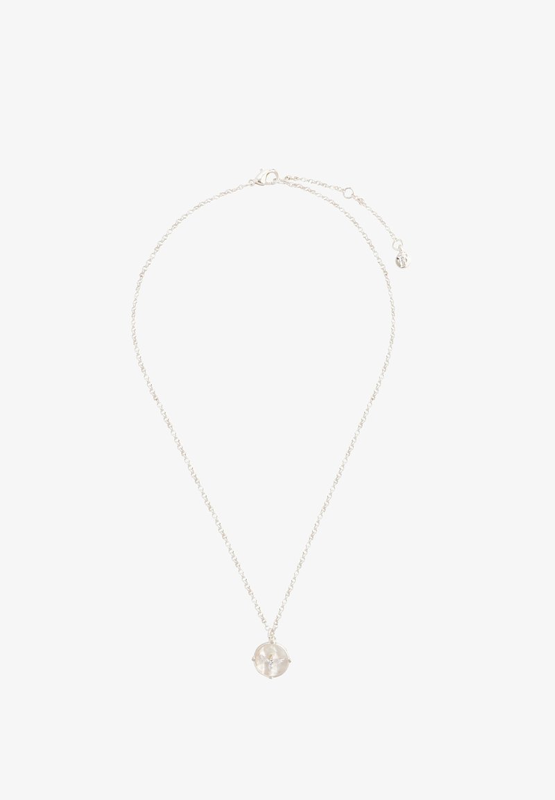 Collier chaîne en argent délicate avec un petit pendentif rond en cristal clair et une fermeture réglable.