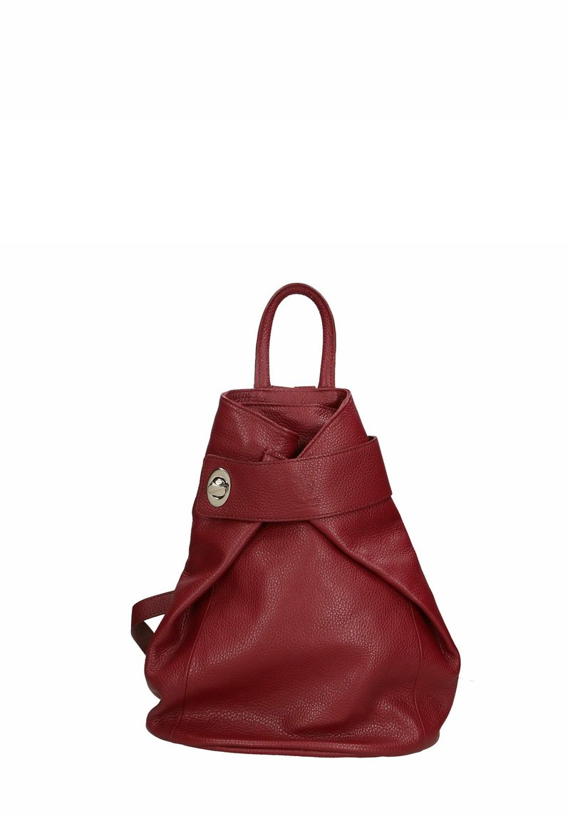 Bolso de cuerda de cuero rojo con forma redondeada, superficie texturizada, un mango en la parte superior y un adorno decorativo de botón plateado.