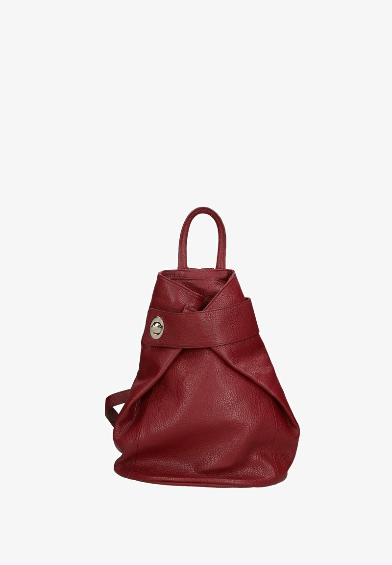 Bolso de cuerda de cuero rojo con forma redondeada, superficie texturizada, un mango en la parte superior y un adorno decorativo de botón plateado.