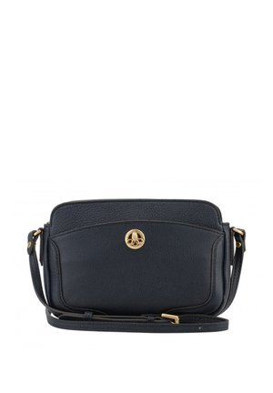 Sac bandoulière en cuir noir avec sangle ajustable et emblème de logo circulaire doré sur la poche avant.