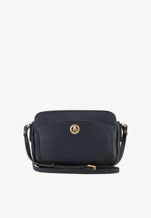 Sac bandoulière en cuir noir avec sangle ajustable et emblème de logo circulaire doré sur la poche avant.