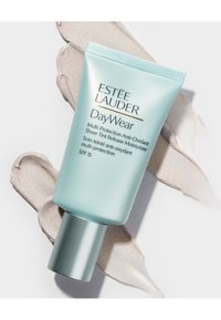 Hellblaues Röhrchen mit silberner Kappe, beschriftet mit "DayWear" von Estée Lauder. Begleitet von einem Farbmaler mit einer hellen, cremigen Textur. SPF 15 angegeben.