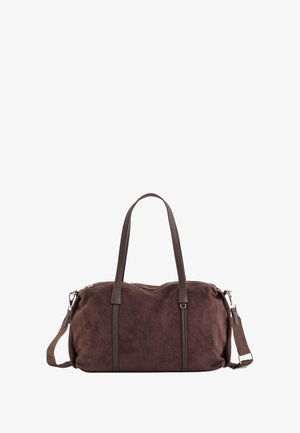 Bolsa de viaje de ante marrón con dos asas de hombro y una correa cruzada ajustable y desmontable con herrajes plateados.