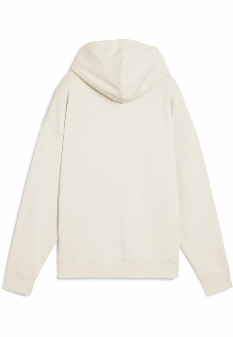 Sudadera de color beige claro con un corte relajado, que presenta una capucha grande y puños acanalados. Textura suave, con un diseño mínimo en la parte posterior.