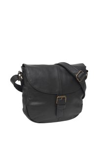 Sorth læder crossbody taske med klaplukning, justerbar rem og metalbeslag. Har en glat overflade og rund form.