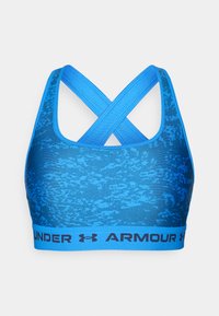 Sujetador deportivo azul con un diseño texturizado, que cuenta con una banda elástica de Under Armour y tirantes cruzados en la espalda.