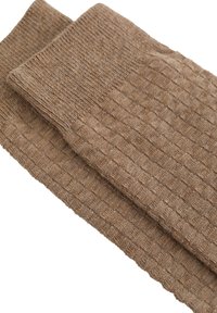 Rjave pletene nogavice z teksturiranimi karo vzorci in rebrastimi manšeti, ki prikazujejo mehko tkanino in slojevito zasnovo.