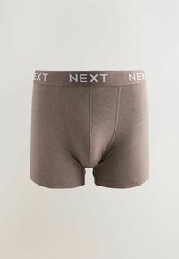 Braon muški bokserice s rastezljivim pojasom označenim "NEXT." Napravljen od mekog materijala, imaju glatku teksturu i prilagođeni kroj.