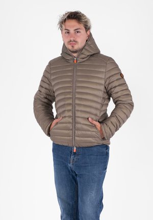 Gevoerde khaki jas met capuchon, voorzien van horizontale gestikte lijnen, een voorste ritsluiting met oranjeaccent en zijzakken.