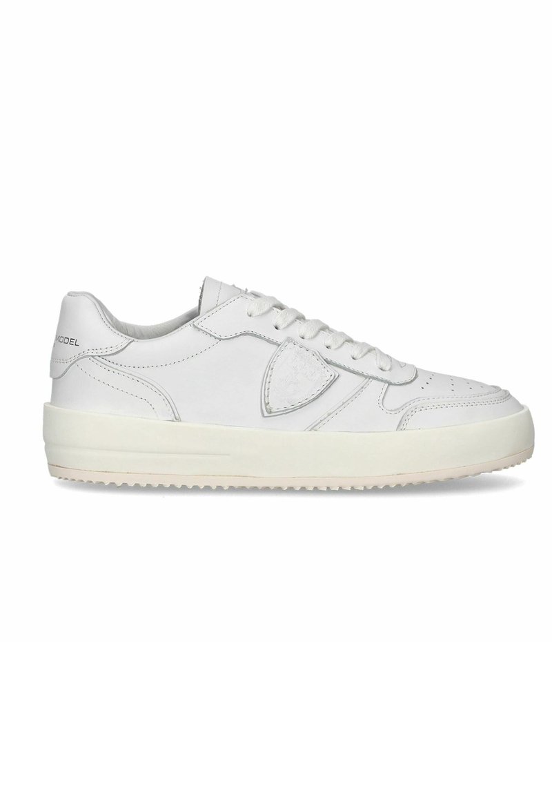 Sneakers bianchi in pelle con finitura liscia, punta tonda, lacci frontali, logo impresso e suola in gomma leggera. Design minimalista.