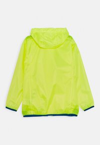 Veste imperméable fluorescente jaune avec capuche, poignets élastiques et un ourlet bleu marine. Texture lisse avec un design léger et respirant.