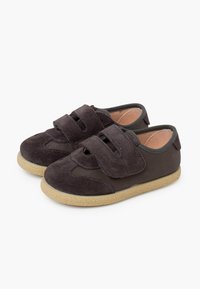 Pantofi din suede maro închis, cu bretele elastice, vârf rotunjit și talpă din cauciuc beige texturat. Design flexibil pentru confort și ușurință în purtare.