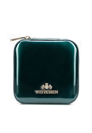 Glanzend donkergroene vierkante etui met rits en goudkleurig Wittchen-logo en embleem aan de voorkant.
