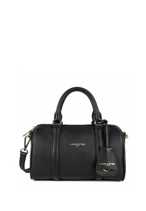 Borsa a mano in pelle nera con finitura testurizzata, manici doppi, tracolla removibile e dettagli del logo dorato. Include un piccolo tag coordinato.