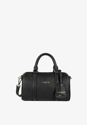 Sac à main en cuir noir avec finition texturée, doubles poignées, bandoulière amovible et détails en logo doré. Comprend une petite étiquette assortie.
