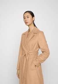 Calvin Klein ESSENTIAL WRAP COAT - Casaco clássico - safari canvas