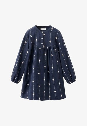 Robe bleu marine en tissu léger, dotée d'une patte de boutonnage, de manches longues, et d'une broderie florale blanche le long de lignes verticales.