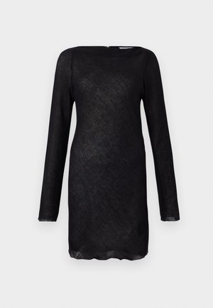 Mustmust mustreft dress, millepne komponente materjalist, millel on ümar kaelus ja kõver alläär. Omab diskreetset tagasitõmbevet.