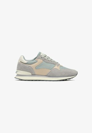 Zapatillas deportivas de ante gris con detalles en malla azul claro y cuero beige. Presentan una superficie texturizada y una suela intermedia blanca.