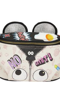 Borsa rotonda con esterno in pelle bianca testurizzata, grafica in stile cartone animato, chiusura con zip nera e dettagli a forma di orecchie in argento sulla parte superiore.