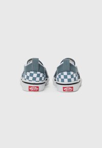 Plave i bijele karirane slip-on cipele s platnenim gornjim dijelom, ravnim bijelim gumeno potplatom i Vans Off the Wall logotipom na peti.