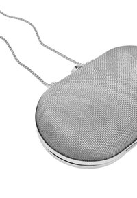 Srebrna metaliczna kopertówka na wieczór z teksturowanym siatkowaniem, owalnym kształcie i łańcuszkowym paskiem. Posiada zapięcie na zatrzask i gładkie krawędzie.