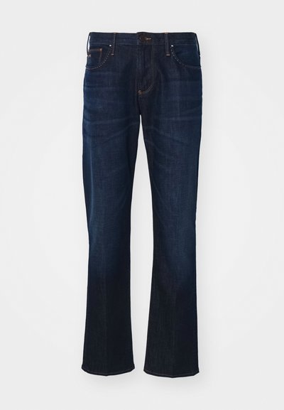 Jeans de denim azul-escuro com um corte reto, design de cinco bolsos e detalhes de costura visíveis. O tecido tem uma textura suave.