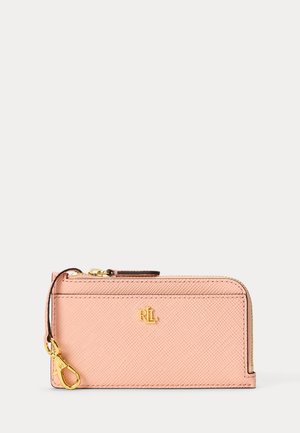 Bolso para llaves de cuero rosa texturizado con cremallera dorada, logo RLL dorado y mosquetón dorado sobre fondo blanco.