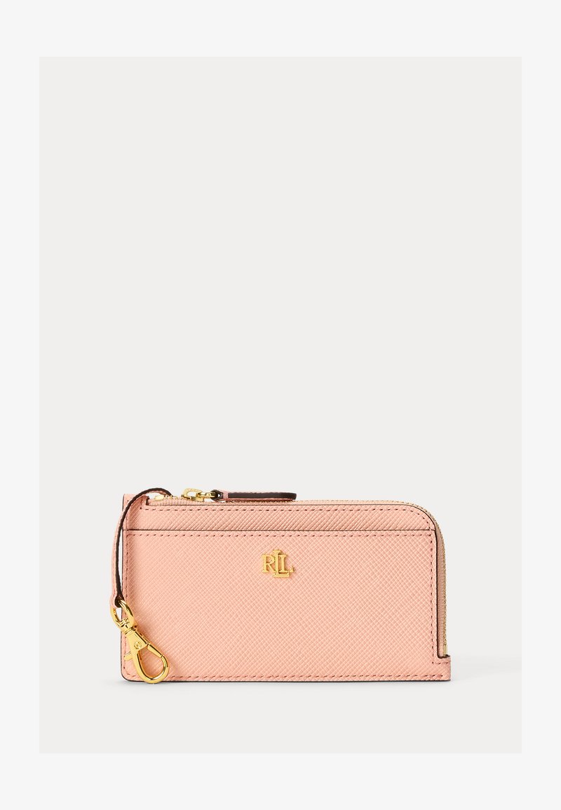 Ροζ υφασμένο δερμάτινο πορτοφολάκι κλειδιών με χρυσό φερμουάρ, χρυσό λογότυπο RLL και χρυσό γάντζο αστακού σε λευκό φόντο.