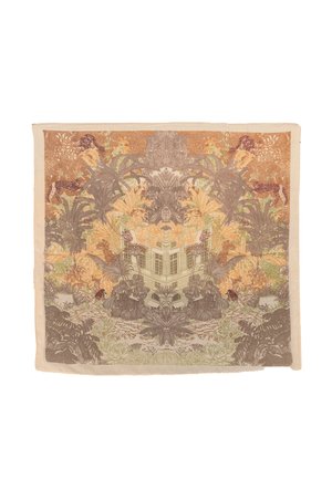 Foulard quadrato con un disegno simmetrico di un edificio circondato da piante e animali tropicali in toni terrosi.