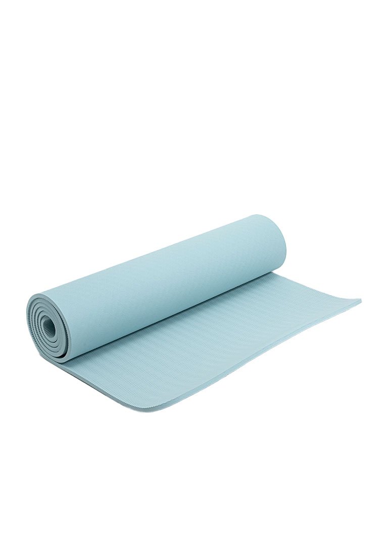 Estera de yoga azul claro enrollada con una superficie texturizada. El material parece similar a la espuma, ofreciendo agarre y amortiguación para los ejercicios.