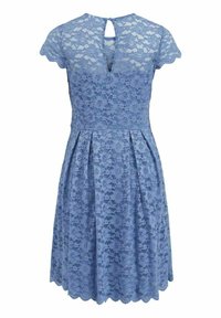 Robe en dentelle bleue avec de courtes manches à bords festonnés, un dos en keyhole, un corsage ajusté et une jupe évasée. Présente un motif floral en dentelle et un tissu texturé.