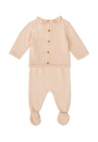 Conjunto de bebé tejido en rosa suave, que incluye una chaqueta con cuello con volantes y botones de madera, acompañada de pantalones con pies.