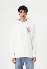 Witte hoodie met een kangoeroezak, voorzien van een roze grafische print op de linkerkant van de borst. Zachte stof met een relaxte pasvorm en verstelbare koordjes.