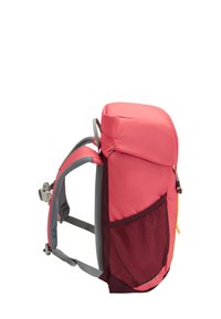 Rosa Rucksack mit grauen Trägern, seitlicher Netztasche und abgerundetem Deckel. Glatte Textur mit gelbem Akzent-Reißverschluss. Kompakte Gestaltung.