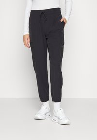 Nike Sportswear PANT - Cargobyxor - black/safety orange