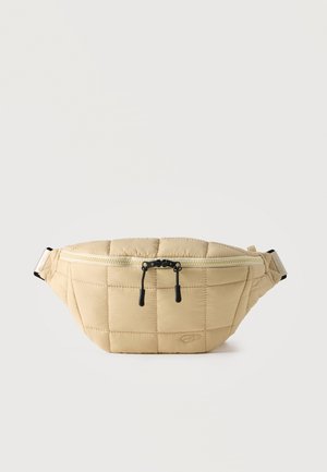 Beige quilte midjeveske med dobbelte svarte glidelåstrekkere og justerbar stropp, vist mot ensfarget hvit bakgrunn.