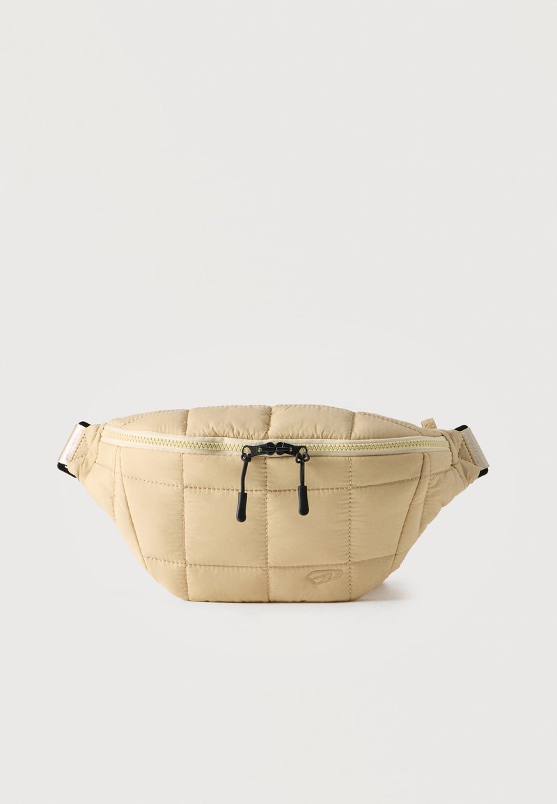 Μπεζ καπιτονέ τσαντάκι μέσης με διπλά μαύρα φερμουάρ και ρυθμιζόμενο λουράκι, εμφανιζόμενο σε λευκό απλό φόντο.