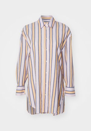 Chemise à manches longues avec des rayures verticales en pastel jaune, bleu et lavande. Elle présente un col et un ourlet courbé.