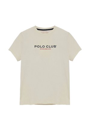 Camiseta beige de manga corta con cuello redondo, con los textos "POLO CLUB" y "ESTABLISHED 2012" en el centro delantero.