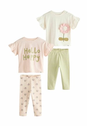 Sæt af tre børnetøj: en lyserød t-shirt med flæser og "Hello Happy", en cremefarvet blomstert-shirt og grønne stribede leggings.