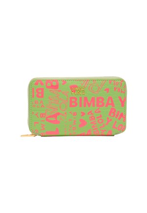 Cartera verde con cremallera hecha de material texturizado, con texto en neón rosa y corazones. Acento de logo dorado en la parte frontal.