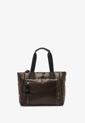 Borsa tote in nylon marrone scuro con texture trapuntata. Presenta manici neri e una tasca con zip dorata. Dettagli con linea a contrasto sul davanti.