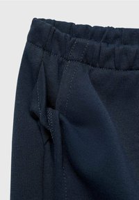 Marinblå byxor med elastiskt midjeband och slät textur, som har rynkad sömnad och sidoseamsdetaljering för en tapered passform.