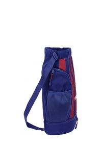 Borsa sportiva blu realizzata in tessuto resistente, con strisce rosse, chiusura con cordoncino, tracolla e tasca in rete sul lato.