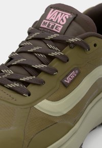 Vans MTE CROSSPATH UNISEX - Matalavartiset tennarit - brown/pink