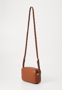 Borsa a tracolla in pelle marrone con finitura testurizzata, forma rettangolare, tracolla regolabile e dettagli in metallo dorato.