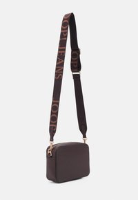 JOOP! Jeans GIRO CLOE SHOULDERBAG - Borsa a tracolla - darkbrown