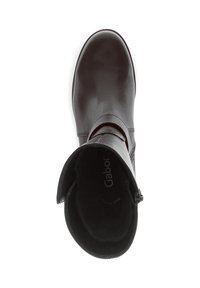 Botte cheville en cuir marron avec un bout rond, fermeture éclair sur le côté et un subtil détail de couture. Doublure intérieure douce pour un confort optimal.