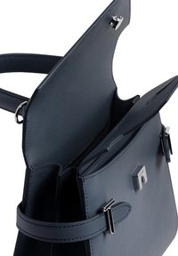 Borsa in pelle blu navy con design strutturato, dotata di chiusura a pattina, hardware in tono argento e tasche interne per l'organizzazione.